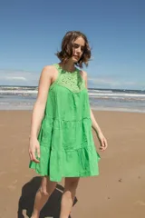 Vestido corto blanco con escote halter y detalle de crochet en el corpiño.