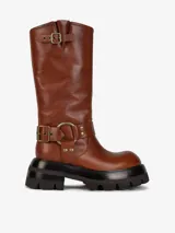 Bota de cuero color marrón con caña alta, hebillas decorativas y suela track.