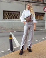 Botas de caña media color negro, con puntera redondeada y suela track.