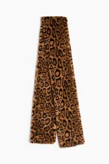 Bufanda confeccionada en tejido suave con efecto peludito, destacando por su diseño con estampado de leopardo en tonos marrones y negros.