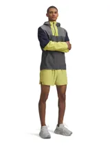 Short de entrenamiento Under Armour, color amarillo lima, con diseño ligero y duradero. Presenta aberturas laterales en el bajo para mayor movilidad, perforaciones láser para transpirabilidad y bolsillos laterales. Confeccionado en tejido elástico en cuatro direcciones que absorbe el sudor.