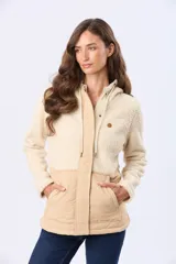 Campera beige con capucha y cordones ajustables, combinada en su parte superior con tejido de corderito y en su parte inferior con diseño capitoné. Cuenta con cierre frontal y broches a presión, además de bolsillos laterales.