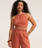 Pantalón wide leg de cintura alta, confeccionado en viscolino color blanco, con trabillas en la cintura, elástico atrás de la cintura, cierre tradicional, pliegues y cinturón de cuerda.