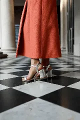 Sandalias plateadas con tira delgada en el empeine, pulsera al tobillo con hebilla y taco cuadrado bajo.