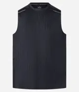 Musculosa deportiva masculina color beige, con cuello redondo y estampado sutil de líneas. Presenta recortes en los hombros y está confeccionada con tecnología Dry para mayor transpirabilidad.