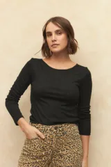 Remera negra de algodón, de manga larga y cuello bote.