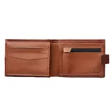 Billetera marrón de cuero con costuras a la vista, cierre con broche y logo metálico de Rip Curl. Cuenta con protección RFID.
