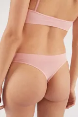 Soutien bralette color beige de microfibra sin costuras, con espalda entera y tirantes finos.