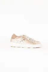 Championes Selen color dorado con acabado metalizado, confeccionados en cuero legítimo. Presentan cordones blancos, suela de goma blanca y detalles en gamuza beige en el talón.