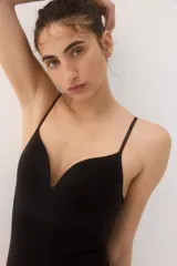 Body colaless negro con efecto push-up, tirantes ajustables y copas acolchadas. Cuenta con diseño sin costuras y efecto moldeador en la cintura.