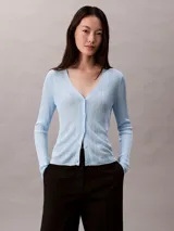 Cardigan de punto canalé con acabado brillante, cuello en V y cierre frontal con botones. Presenta un diseño de manga larga y corte ajustado.