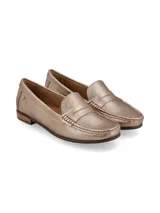 Mocasín de cuero color dorado, de corte clásico y elegante, con líneas simples y suela de goma.