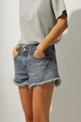 Short de jean de tiro medio con ruedo desflecado y cierre frontal con botón y cremallera.