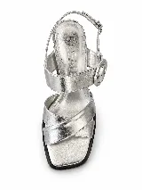 Sandalia de cuero metalizado tono bronce, con tiras cruzadas en la parte delantera, pulsera al tobillo con hebilla metálica grande y taco ancho geométrico.