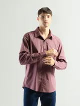 Camisa de manga larga confeccionada en algodón, con cuello abotonado y cierre frontal de botones. Presenta un diseño clásico y versátil con un pequeño logo bordado en el pecho.