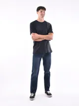 Remera negra con bolsillo en el pecho y diseño geométrico en gris en el hombro y lateral.