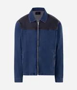 Campera de jean con cierre frontal, cuello camisero y mangas largas. Presenta un diseño de dos tonos con un panel superior en denim oscuro y el resto de la prenda en denim azul medio, con bolsillos laterales y costuras pespunteadas.