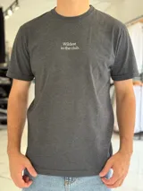 Remera gris melange de manga corta y corte clásico, con estampa en la espalda que dice "Wildest in the club" junto a un gráfico de un disco compacto.