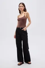 Musculosa de viscosa al cuerpo con cuello redondo y breteles finos decorados con cuentas.
