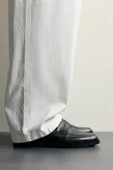 Mocasín de vestir para hombre, confeccionado en cuero marrón con diseño clásico de antifaz en el empeine, horma redonda y suela con ligero tacón.