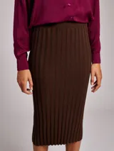 Falda midi gris acanalada de viscosa y poliamida.