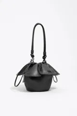 Bolso de hombro negro marca Bimba y Lola, con exterior de piel, asa de mano y asa de piel regulable. Incluye logo metálico de la marca.