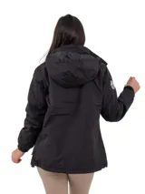 Campera gris impermeable con capucha, forro polar, cierre reforzado y bolsillos con cierre.