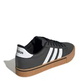 Championes urbanos Adidas Daily 4.0, color negro con las tres tiras laterales en blanco y suela de goma color caramelo. Presentan capellada de tela con cordones negros y diseño de plataforma baja.