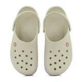 Zuecos Crocs modelo Crocband color beige, con perforaciones superiores para ventilación, tira trasera rebatible, banda blanca en la mediasuela con línea rosada y logo circular en el lateral.