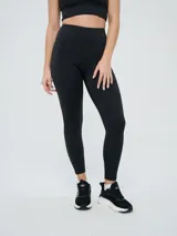 Calza deportiva larga Umbro para mujer, de color verde militar, tiro alto y diseño ajustado.