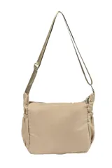 Bandolera de nylon color beige con múltiples compartimentos frontales con cierre, bolsillos laterales elásticos y correa ajustable.