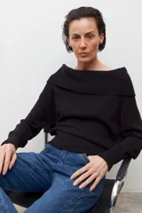 Sweater negro de tejido de punto con escote bardot y mangas largas.