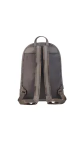 Mochila color beige, combinada con tela tipo impermeable y detalles en simil cuero. Tiene gran tamaño, asas combinadas, bolsillos al frente y compartimiento para notebook de 15".