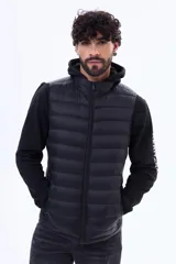 Chaleco acolchado negro con cierre frontal completo y cuello alto. Diseño ligero y sin mangas, ideal para superponer capas.