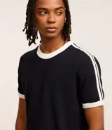 Remera de corte clásico color blanco con cuello redondo y mangas cortas con ribete azul marino.