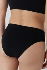 Bombacha tipo bikini de tiro medio, confeccionada en microfibra sin costuras con acabado suave. Presenta un pequeño logo estampado en el lateral y refuerzo interior de algodón.