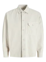 Sobrecamisa de manga larga confeccionada en sarga de algodón, con cuello camisero, cierre frontal de botones y un bolsillo en el pecho. Presenta un corte amplio y estructura versátil ideal para usar como capa ligera.