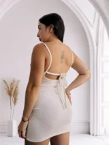 Vestido corto blanco ajustado al cuerpo, con escote recto y tirantes finos.