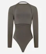 Body color verde oliva de corte ajustado, con cuello redondo y mangas largas. Presenta una abertura en el lateral y frunces en la cintura.