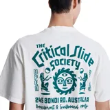 Remera blanca de algodón con logo estampado en el pecho.