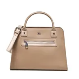 Cartera tipo tote de textura granulada color taupe, con manijas cortas y correa larga ajustable extraíble. Presenta un bolsillo frontal con cierre metálico y el logo de la marca en aplique metálico.