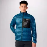 Campera azul con cierre frontal, cuello alto y bolsillo negro en el pecho con logo de la marca.