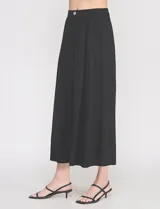 Pantalón palazzo de lino y viscosa, color blanco, de tiro alto y silueta amplia. Presenta pinzas frontales, bolsillos laterales y cierre con botón.
