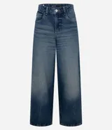 Pantalón de jean con corte super wide leg y tiro medio. Presenta un lavado uniforme con efecto levemente marcado, cintura con pasantes, cierre frontal con botón y cremallera, y bolsillos funcionales. Incluye remaches metálicos decorativos en forma de corazón.