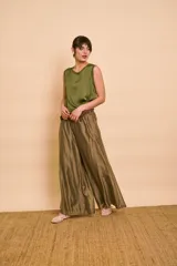 Palazzo ancho color verde militar, confeccionado en tela satinada de gran caída, con cintura elástica.