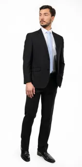 Ambo de corte clásico compuesto por saco de dos botones y pantalón de vestir a juego. Confeccionado en tejido twill de poliéster y viscosa, ofrece un calce confortable y versátil para entornos corporativos.