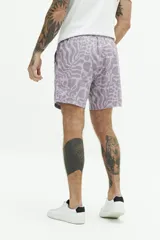 Short de baño con estampado floral en tonos azules, cintura elástica con cordón ajustable, bolsillos laterales y bolsillo trasero.