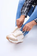 Champion urbano de diseño moderno y discreto, confeccionado en poliuretano, con suela de goma y cordones al tono.