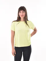 Remera deportiva de manga corta en color lima, con cuello redondo y costuras laterales reforzadas.