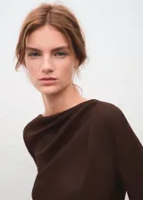 Blusa de manga larga en color marrón chocolate, con escote tipo bote drapeado y corte holgado.